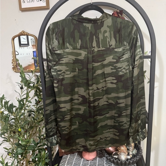 Sanctuary Green Camouflage button down Blouse size xs - Picture 5 of 7